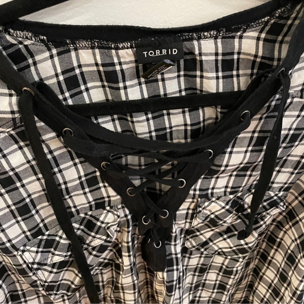 TORRID ๐ค COTTON BLACK/WHITE PLAID LONG SLEEVE LACE-UP BLOUSE TOP Size 1 (14/16) - Picture 10 of 13